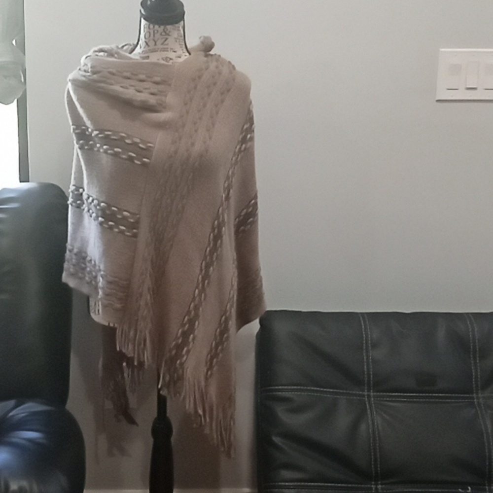 ❤️❤️❤️❤️NWOT Women's shawl with hoodie♥️♥️♥️♥️